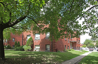Hillhurst Apartments in Toronto, ON - Building Photo