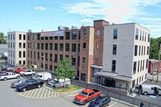 Simonds Hall Lofts in Fitchburg, MA - Foto de edificio - Building Photo