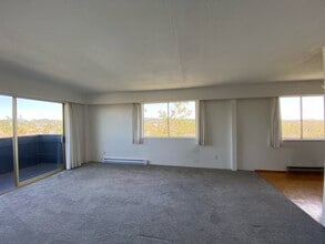 Oaklands Manor in Victoria, BC - Building Photo - Building Photo
