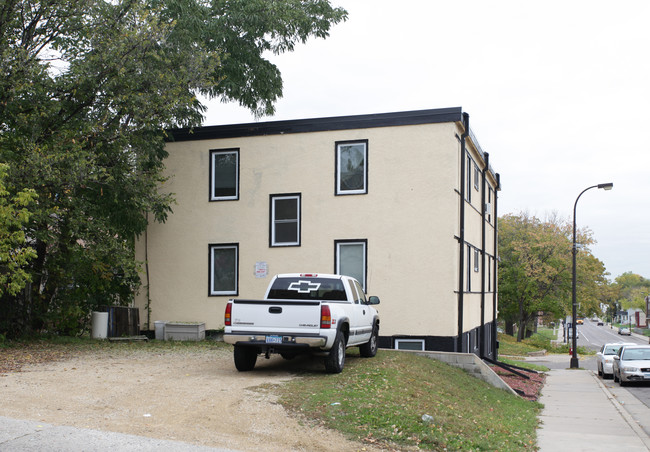 2700 Golden Valley Rd in Minneapolis, MN - Foto de edificio - Building Photo