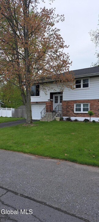 11 Jules Dr in Albany, NY - Building Photo