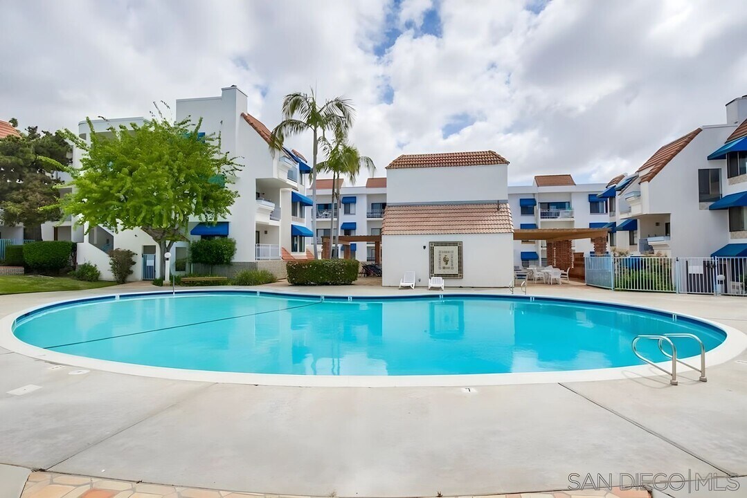 8308 Regents Rd, Unit Pines La Jolla in San Diego, CA - Building Photo