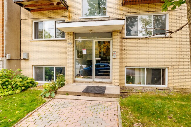 2054 Old Orchard Av in Montréal, QC - Building Photo - Building Photo
