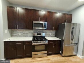 924 N 15th St in Philadelphia, PA - Building Photo - Building Photo