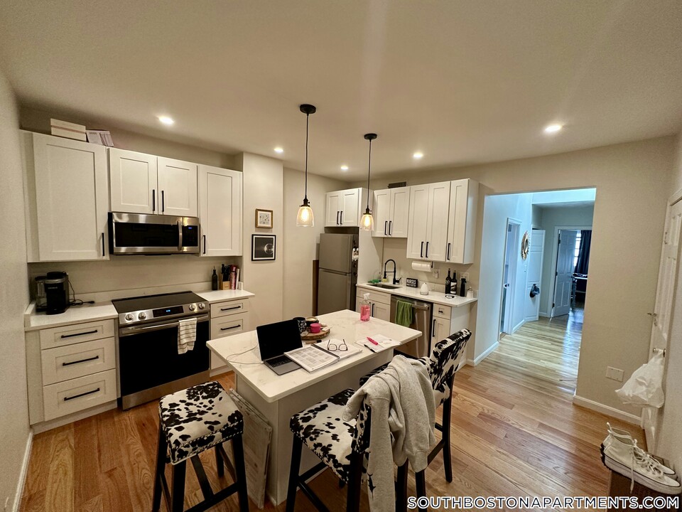 411 E 7th St in Boston, MA - Building Photo