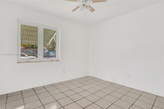 5985 SW 41st St in Miami, FL - Building Photo - Building Photo