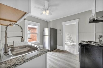 2023 Robin St, Unit Upper in Lakewood, OH - Foto de edificio - Building Photo