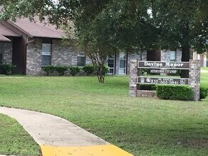112 Dixon Dr in Devine, TX - Building Photo - Building Photo