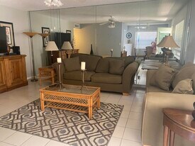 542 Normandy Ln in Delray Beach, FL - Building Photo