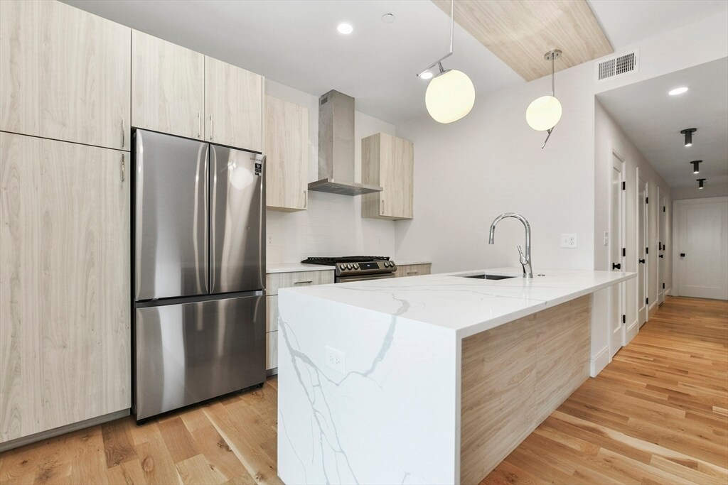 219 Paris St-Unit -1 in Boston, MA - Foto de edificio