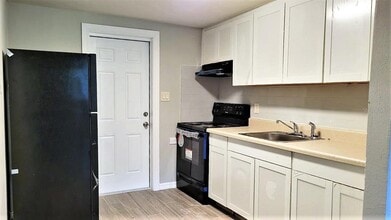 5320 Pine St in Seffner, FL - Foto de edificio - Building Photo