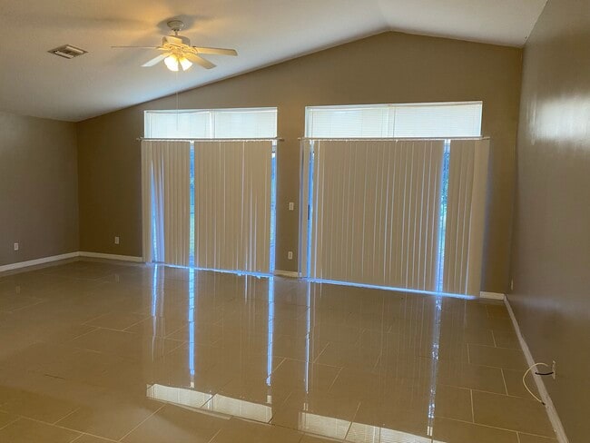 375 Lexington Ave SW in Vero Beach, FL - Building Photo - Building Photo