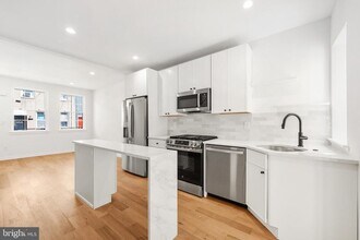 2214 Titan St in Philadelphia, PA - Building Photo - Building Photo