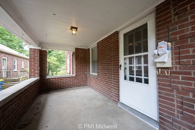 5684 N College Ave in Indianapolis, IN - Foto de edificio - Building Photo