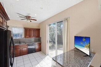 1239 Sussex St in Boynton Beach, FL - Foto de edificio - Building Photo