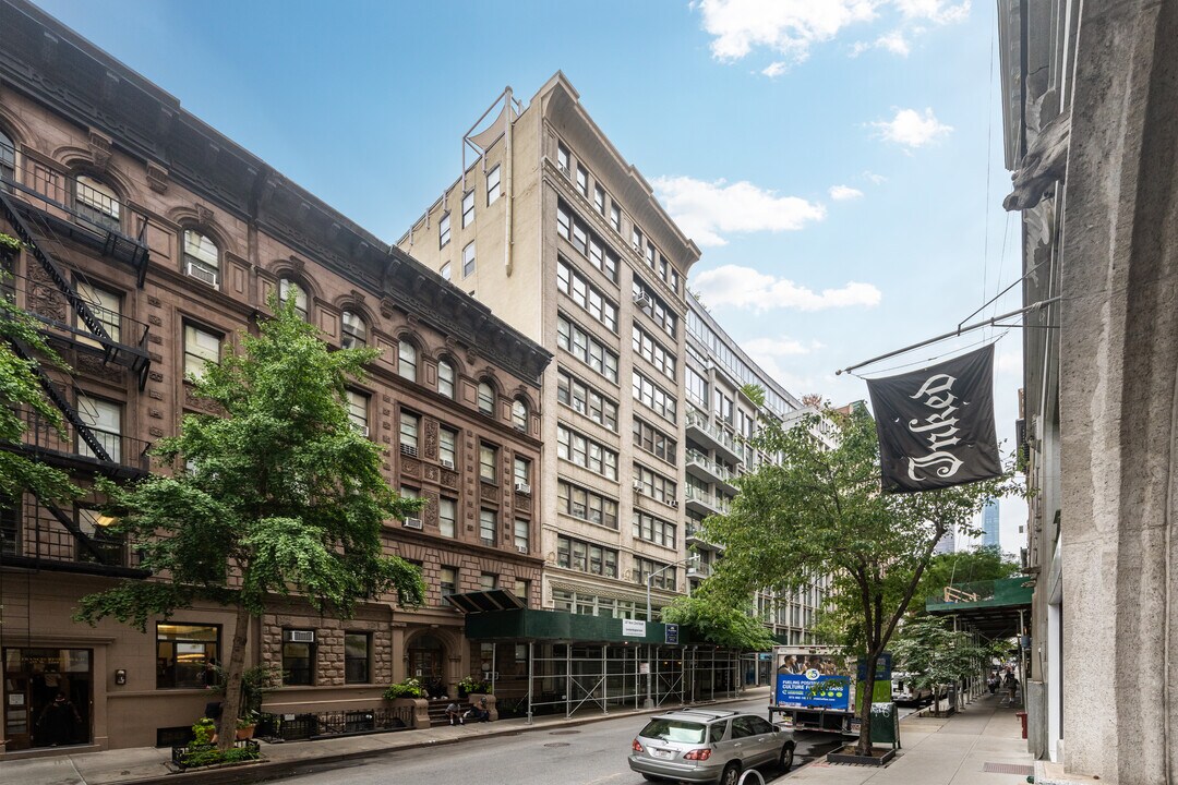 147 W 22nd St in New York, NY - Building Photo