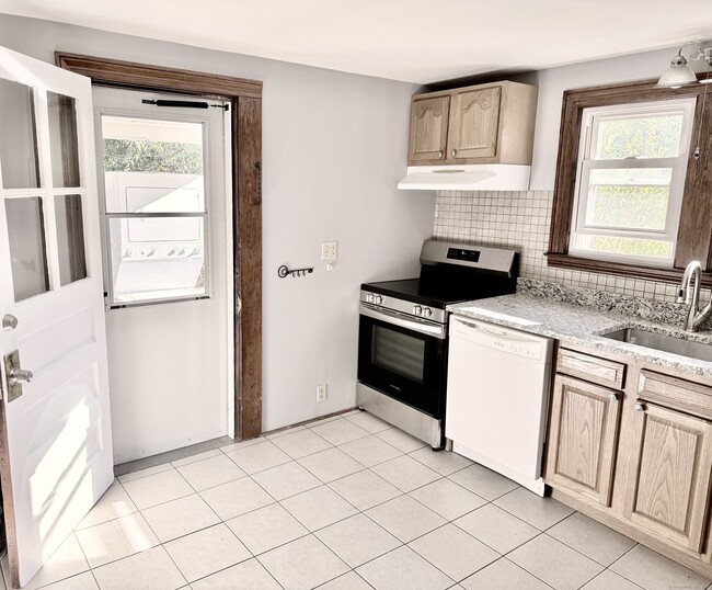 15 Nettleton Ave in Naugatuck, CT - Building Photo - Building Photo