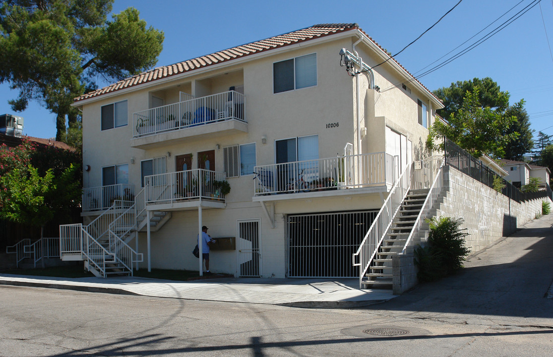 10206 Hillhaven Ave in Tujunga, CA - Foto de edificio