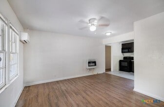 205 E Johnson St in Cuero, TX - Foto de edificio - Building Photo