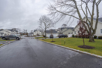 Country Woods Village in Riverhead, NY - Foto de edificio - Building Photo