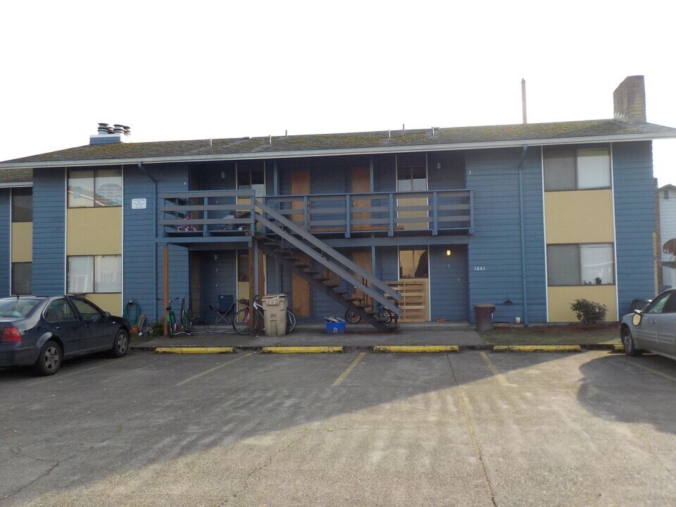 1645 NW Division St in Corvallis, OR - Building Photo