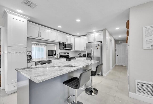 2631 NE 19th Ave in Lighthouse Point, FL - Building Photo - Building Photo