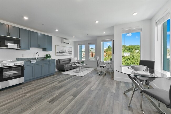 585 Essex St in Lynn, MA - Building Photo - Building Photo