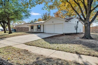 121 Quail Creek Dr in Crowley, TX - Building Photo - Building Photo