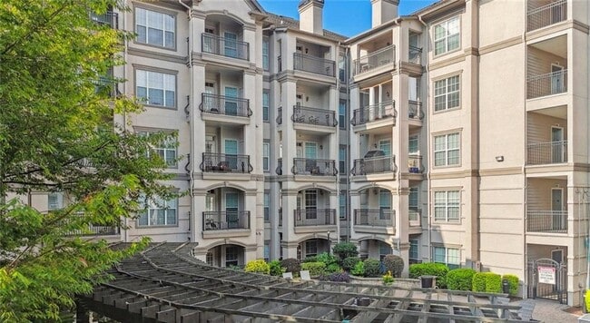 2910 Clairmont Rd in Atlanta, GA - Foto de edificio - Building Photo