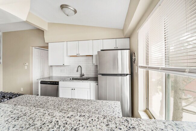 24591 Kelly Rd, Unit 24591-2 - UPG+ in Eastpointe, MI - Building Photo - Building Photo