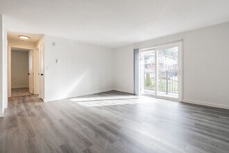 Del-View Apartments in Seattle, WA - Building Photo - Interior Photo