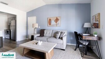 1000 Marlin Lakes Cir, Unit 725 in Sarasota, FL - Building Photo