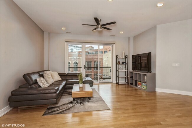 680 N Milwaukee Ave in Chicago, IL - Building Photo - Building Photo