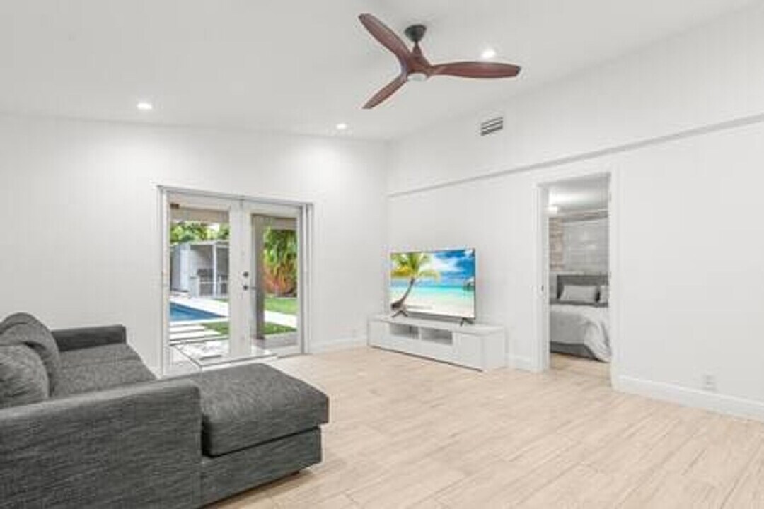 443 NE 71st St in Miami, FL - Building Photo