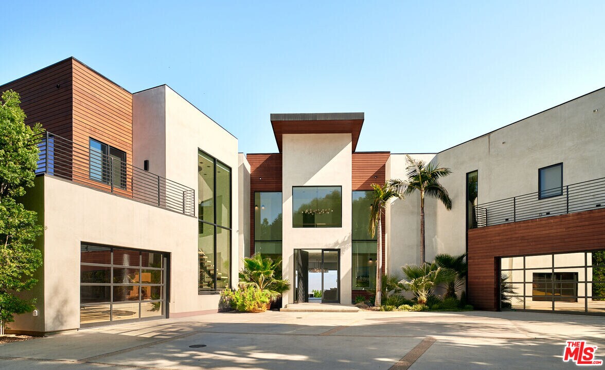 13331 Mulholland Dr in Beverly Hills, CA - Building Photo