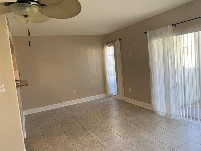 250 N Banana River Dr, Unit B-3 in Merritt Island, FL - Foto de edificio - Building Photo