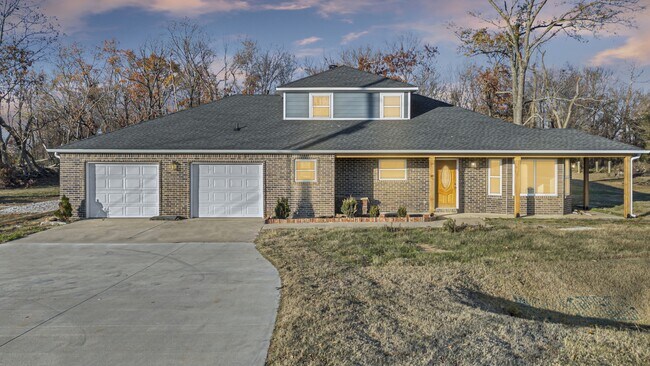 property at 4701 W Oak St