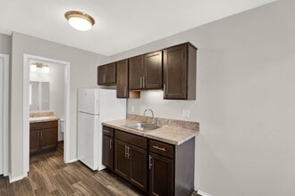 Kensington Place Townhomes in Roseville, MI - Foto de edificio - Building Photo