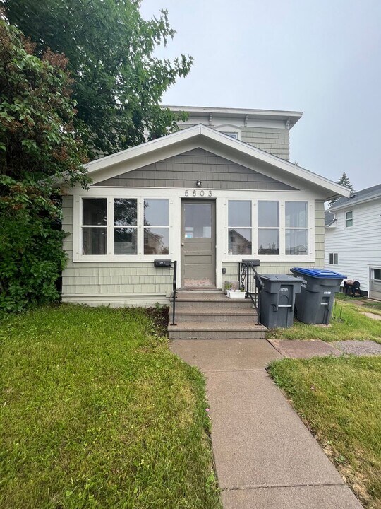 5803 Olney St in Duluth, MN - Building Photo