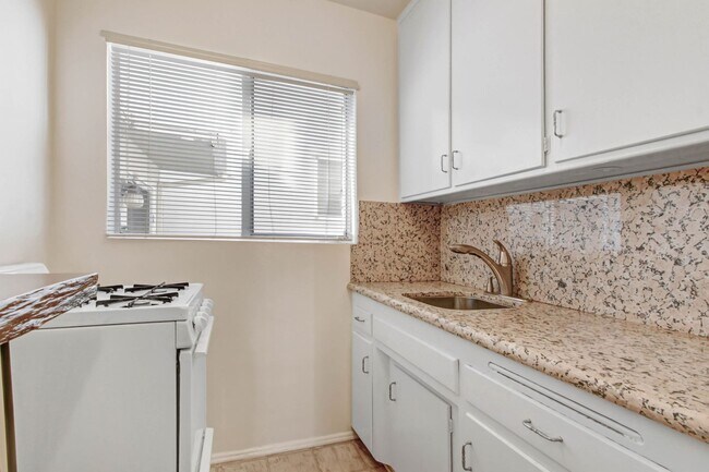 10900 Santa Monica Blvd in Los Angeles, CA - Building Photo - Building Photo