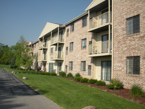 Cameron Heights in Menomonee Falls, WI - Building Photo - Building Photo