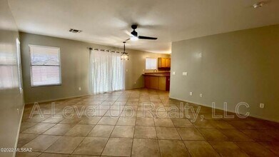 721 W Flaming Arrow Dr in Green Valley, AZ - Building Photo - Building Photo
