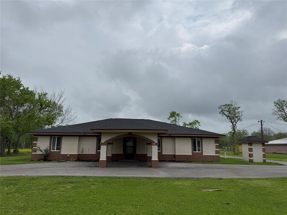 4523 Mustang Rd in Alvin, TX - Building Photo