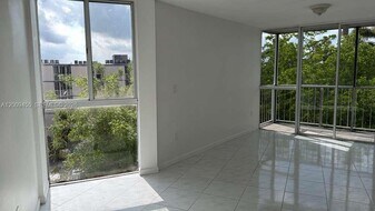 6995 NW 186th St in Hialeah, FL - Building Photo