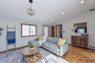 303 Elm St in Glen Ellyn, IL - Foto de edificio - Building Photo