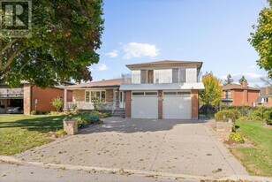 305 Ulric Crescent in Oakville, ON - Building Photo