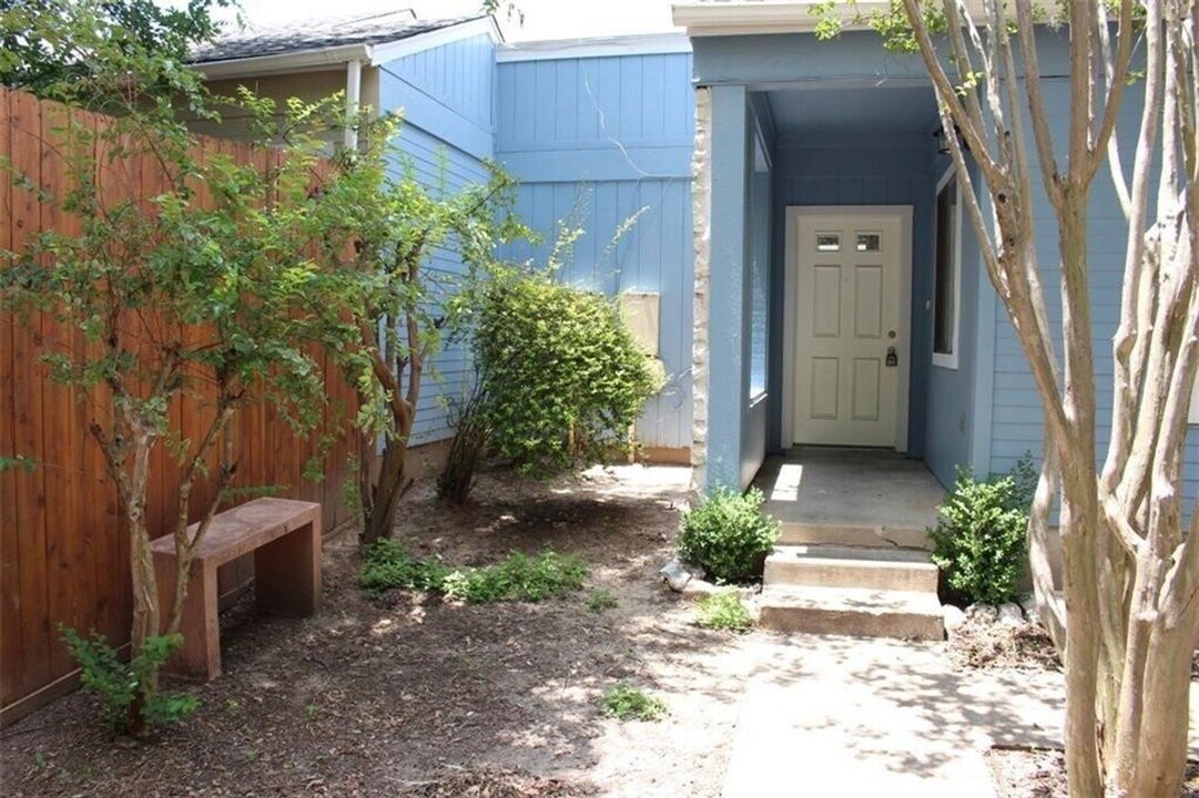 235 Mooring Cir-Unit -235 B Mooring Cir in Lakeway, TX - Building Photo