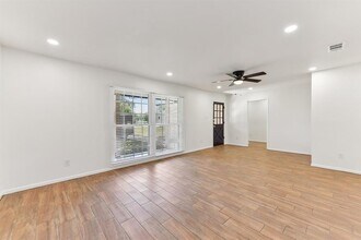 11702 N Oaks Dr in Austin, TX - Building Photo - Building Photo