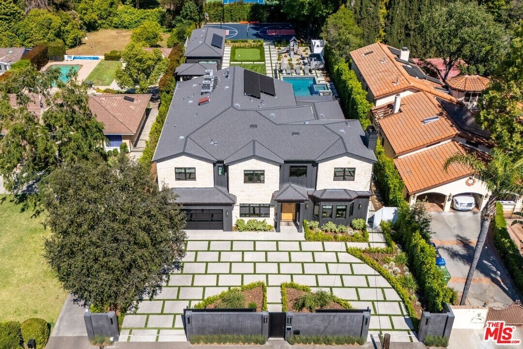 5084 Valjean Ave in Los Angeles, CA - Foto de edificio