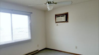 Newton Apartments in Newton, IA - Foto de edificio - Building Photo